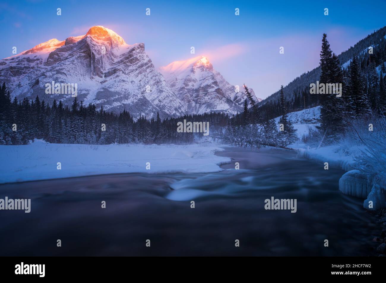 Congelación de la temperatura canadiense durante el amanecer con viento soplando en la cima del Monte Kidd, Alberta, Canadá Foto de stock