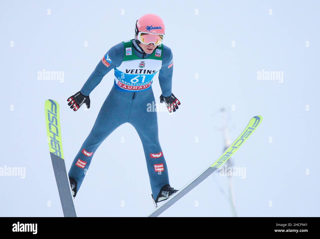 Jan Hoerl, AUT en vuelo en el torneo Four Hills Ski Jumping en Audi Arena y Schattenbergschanze Oberstdorf, Baviera, Alemania, 28 de diciembre de 2021. © Peter Schatz / Alamy Live News Foto de stock
