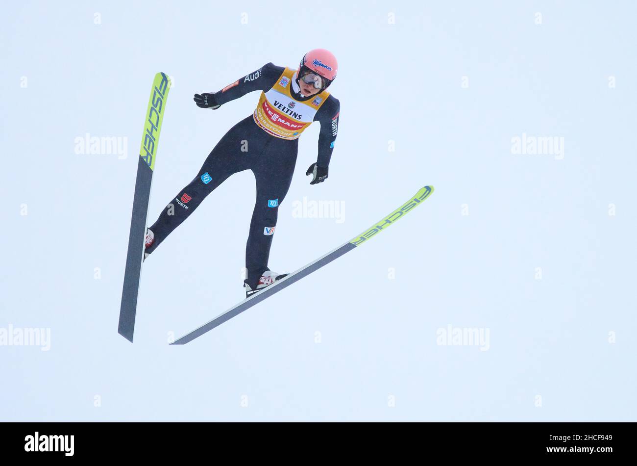 Karl Geiger, Alemania en vuelo en el Four Hills Tournament Ski Jumping en Audi Arena y Schattenbergschanze Oberstdorf, Baviera, Alemania, 28 de diciembre de 2021. © Peter Schatz / Alamy Live News Foto de stock
