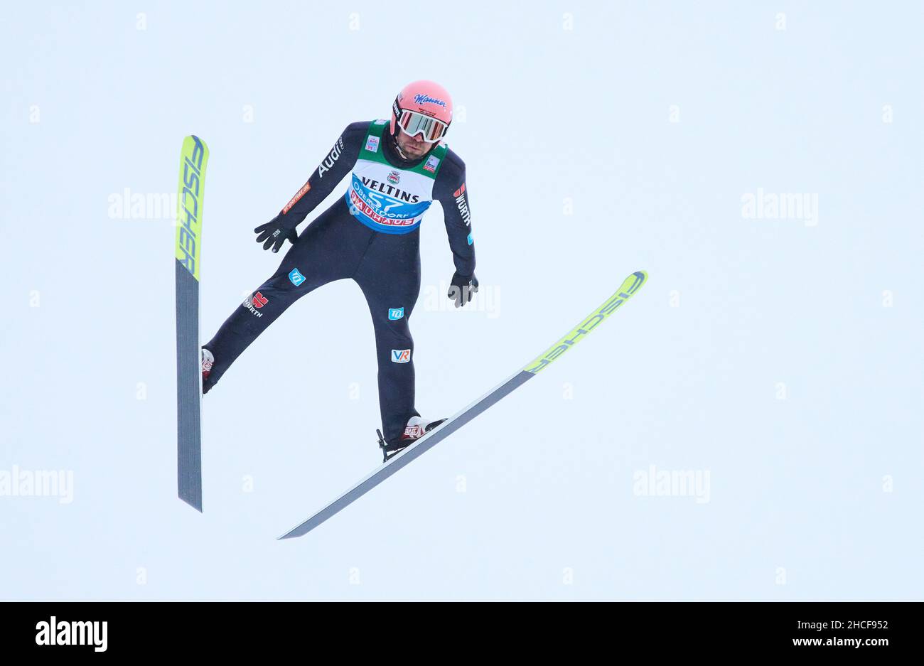 Pío Paschke, Alemania en vuelo en el Four Hills Tournament Ski Jumping en Audi Arena y Schattenbergschanze Oberstdorf, Baviera, Alemania, 28 de diciembre de 2021. © Peter Schatz / Alamy Live News Foto de stock