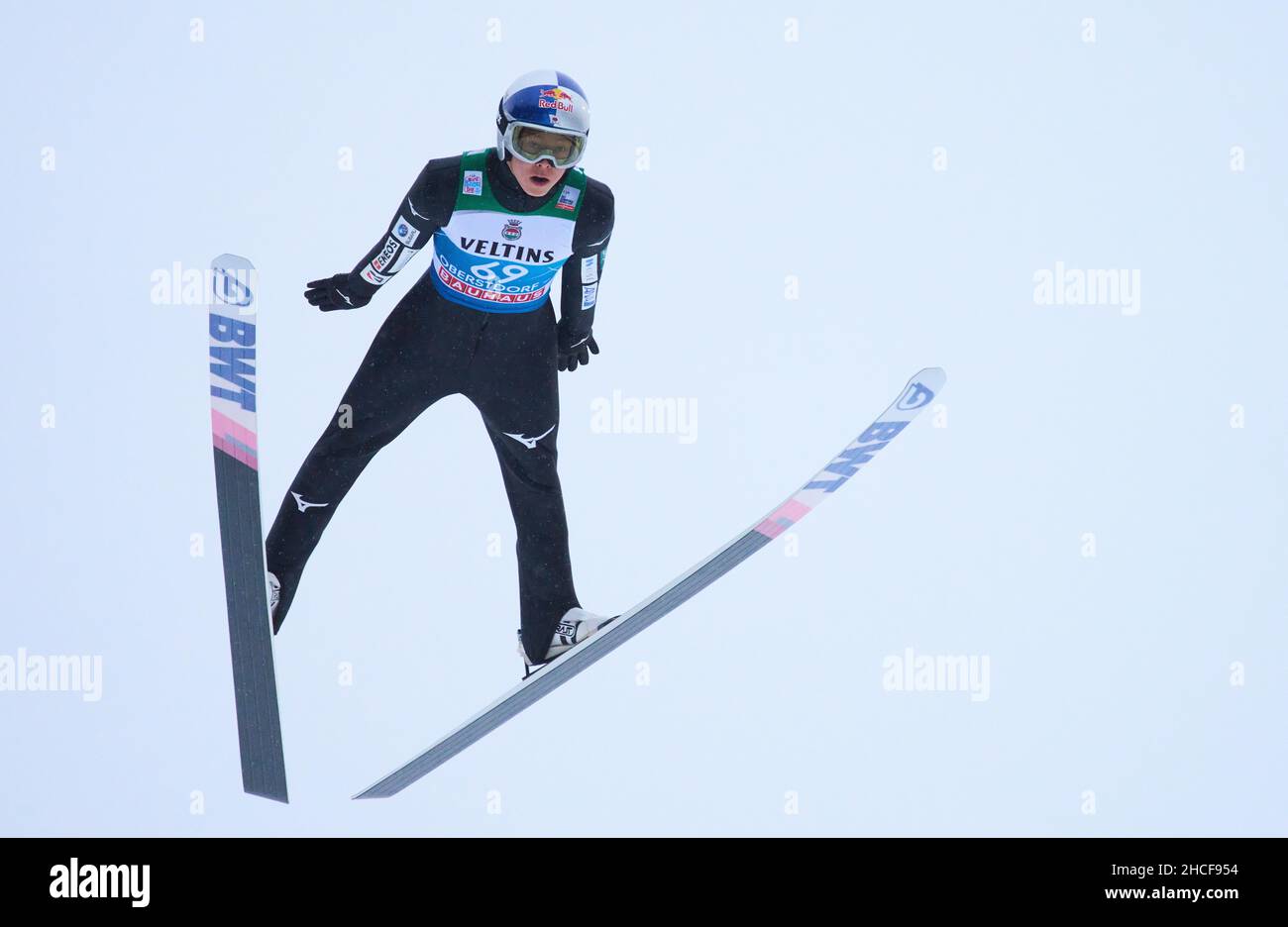 Ryoyu Kobayashi, JPN en acción de vuelo en el torneo Four Hills Ski Jumping en Audi Arena y Schattenbergschanze Oberstdorf, Baviera, Alemania, 28 de diciembre de 2021. © Peter Schatz / Alamy Live News Foto de stock