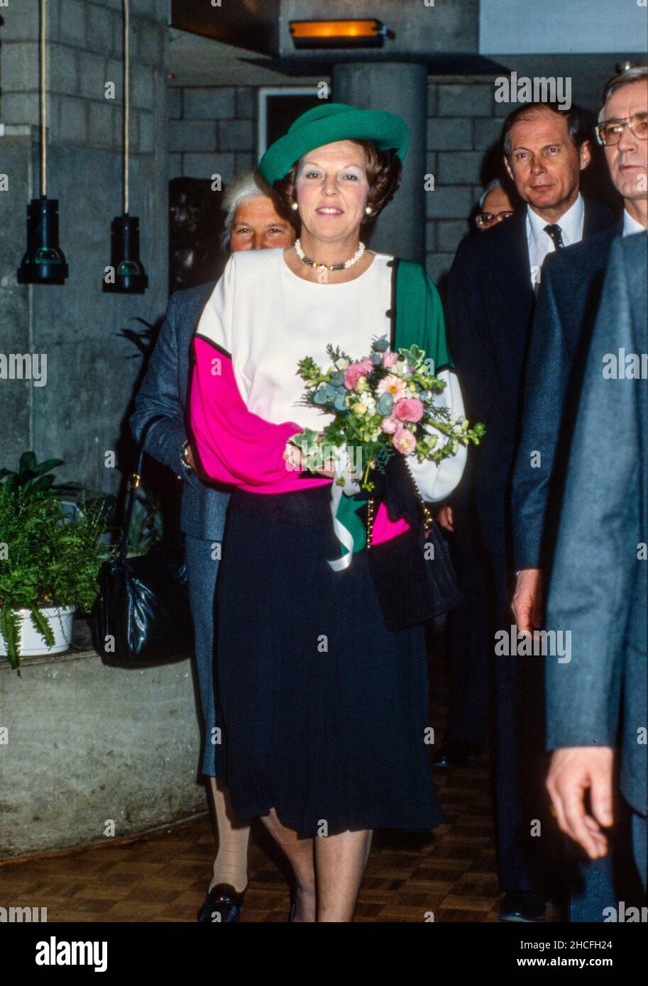 UTRECHT, PAÍSES BAJOS - 12 DE MARZO de 1986: La reina Beatrix de los Países Bajos abre el lustrum 70th de la Universidad de Utrecht en el centro de música Vredenbu Foto de stock