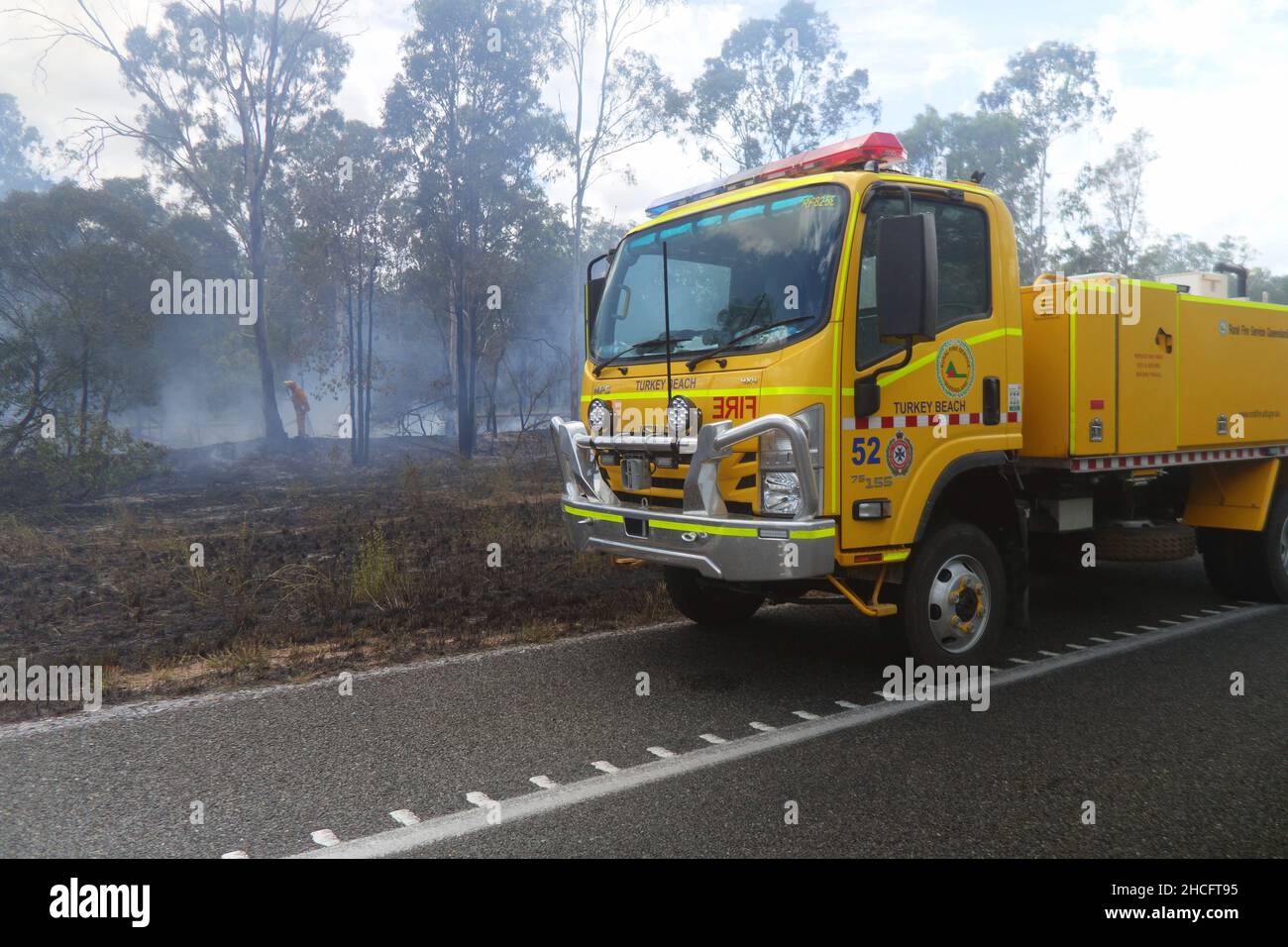 Servicio de Bomberos Rurales de Queensland que asiste a un incendio en carretera, Turquia Beach, centro de Queensland, Australia. Sin RM ni PR Foto de stock