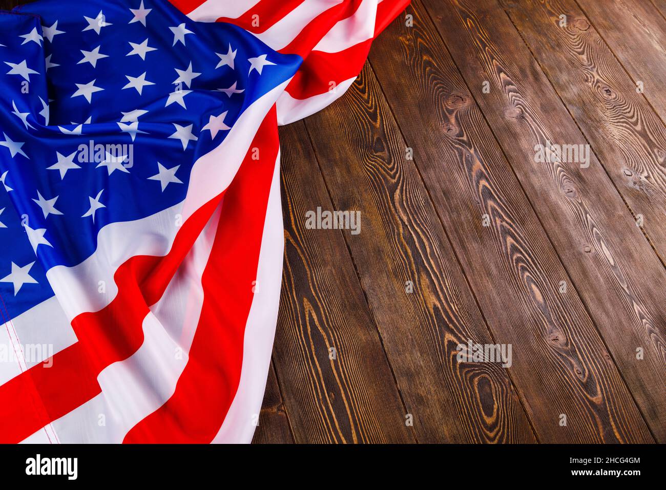 bandera ee.uu. arrugada sobre fondo de superficie de madera con textura plana Foto de stock