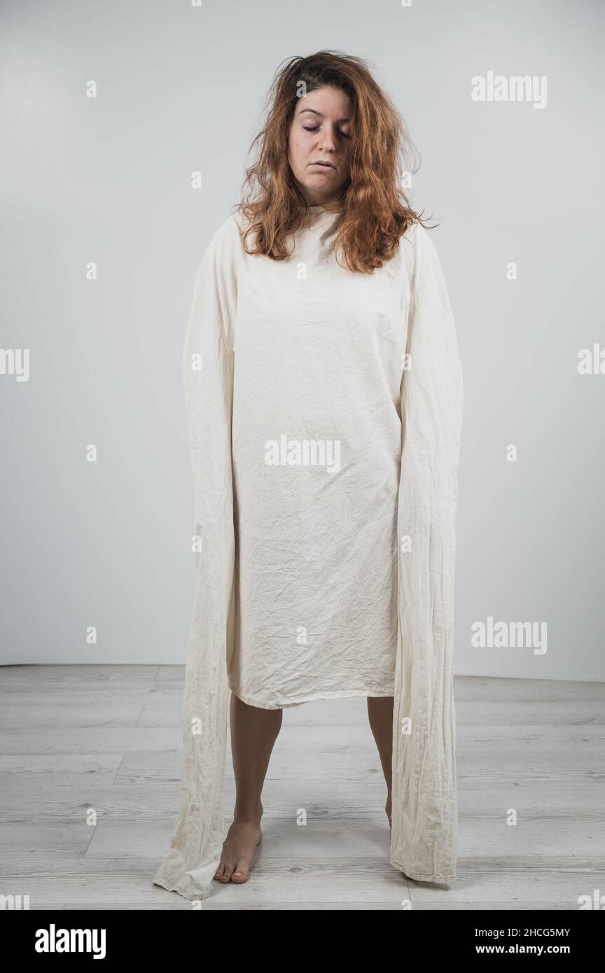 Primer plano retrato de una mujer insana en una camisa de fuerza sobre  fondo blanco Fotografía de stock - Alamy