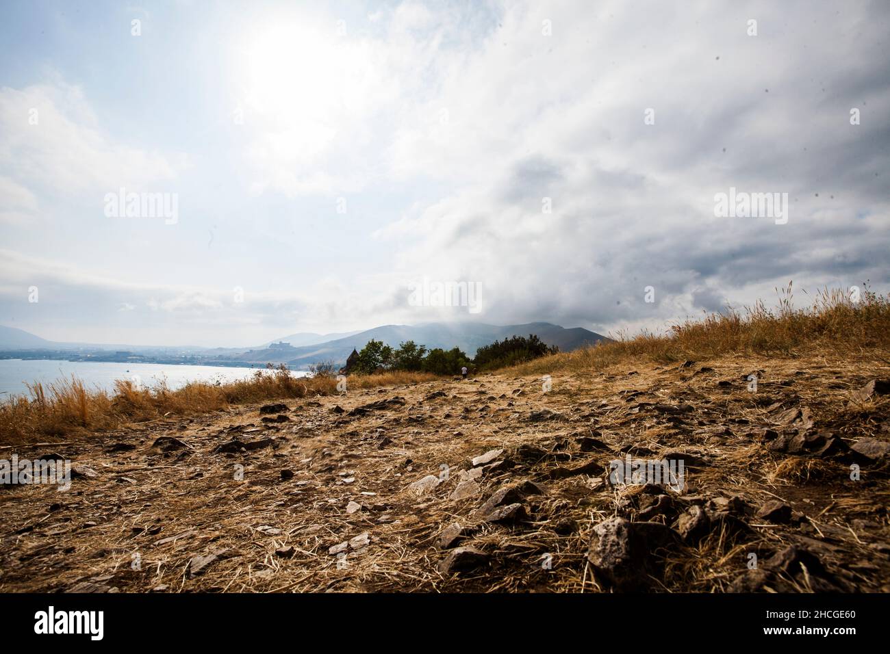 Vistas al paisaje de un lago y las montañas en un día nublado Foto de stock