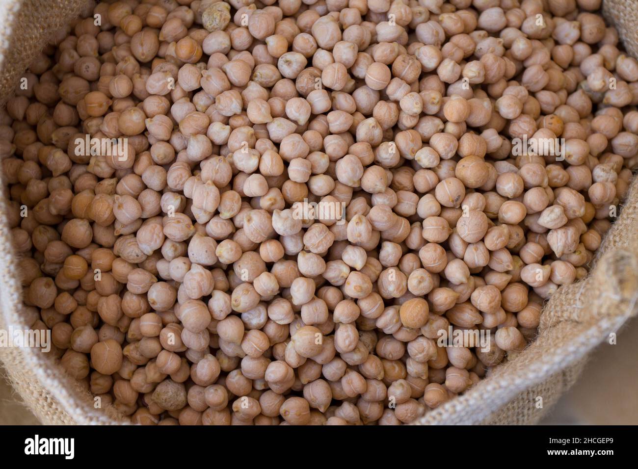 Saco de burlap con semillas de chickpea o chía crudas Foto de stock