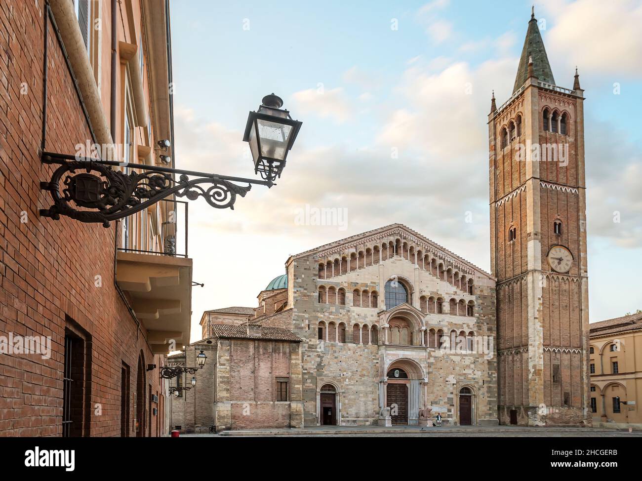 Piazza Duomo en el centro histórico de Parma, Emilia-Romagna, Italia, al amanecer. Foto de stock