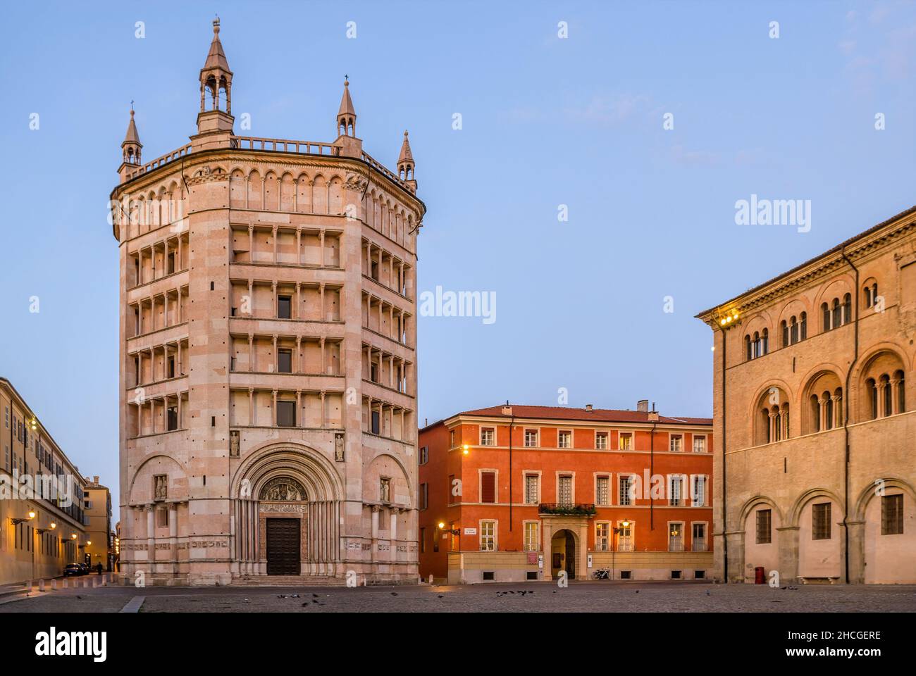Piazza Duomo en el centro histórico de Parma, Emilia-Romagna, Italia, al amanecer. Foto de stock