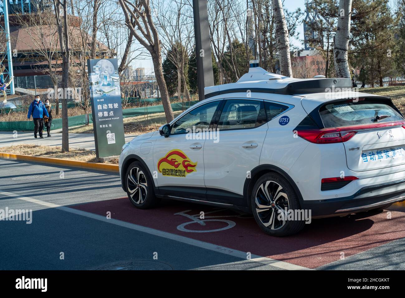 El vehículo autónomo de prueba de conducción se ve en el parque Shougang de Beijing, China. 26-Dic-2021 Foto de stock