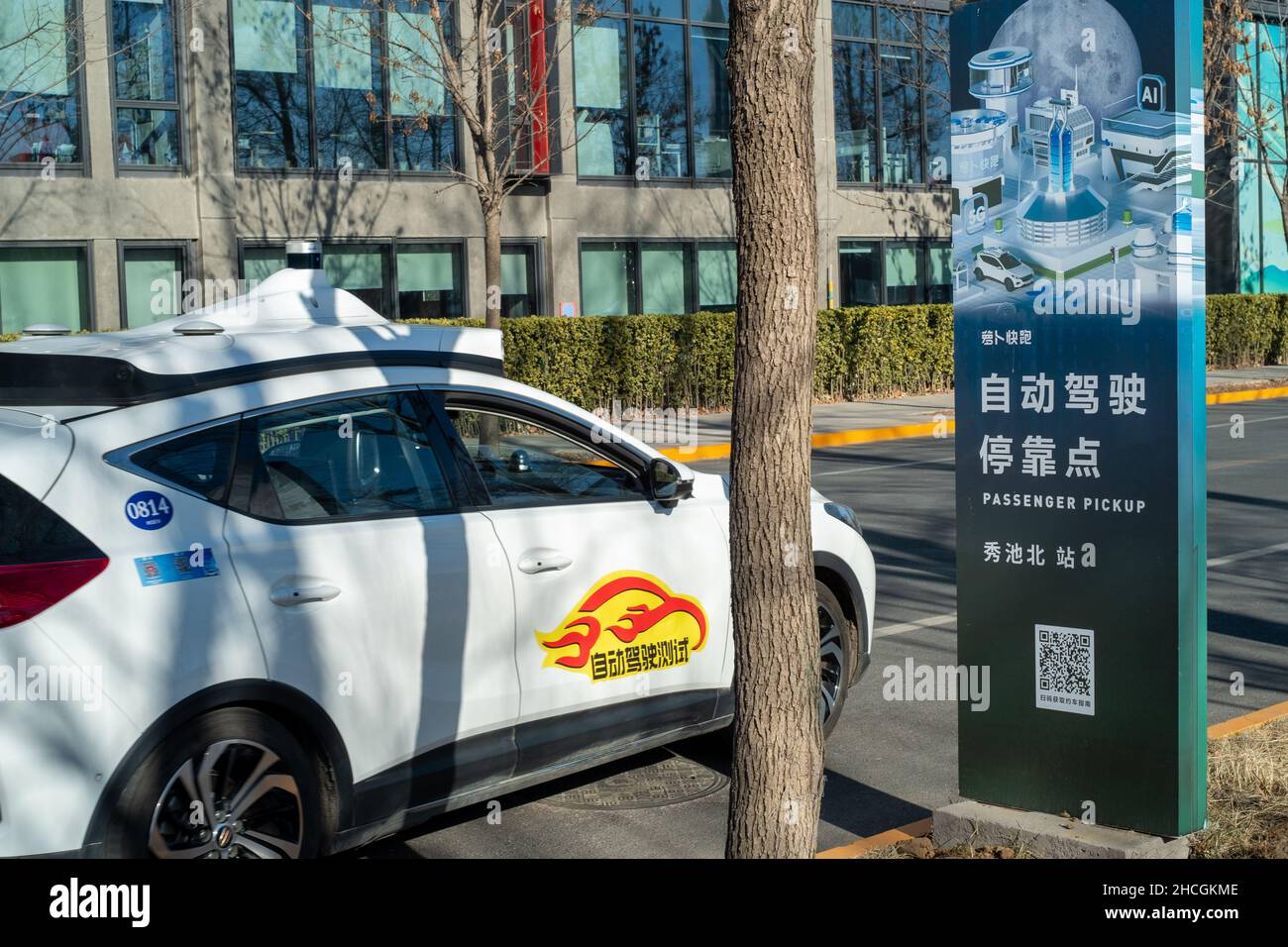 El vehículo autónomo de prueba de conducción se ve en el parque Shougang de Beijing, China. 26-Dic-2021 Foto de stock