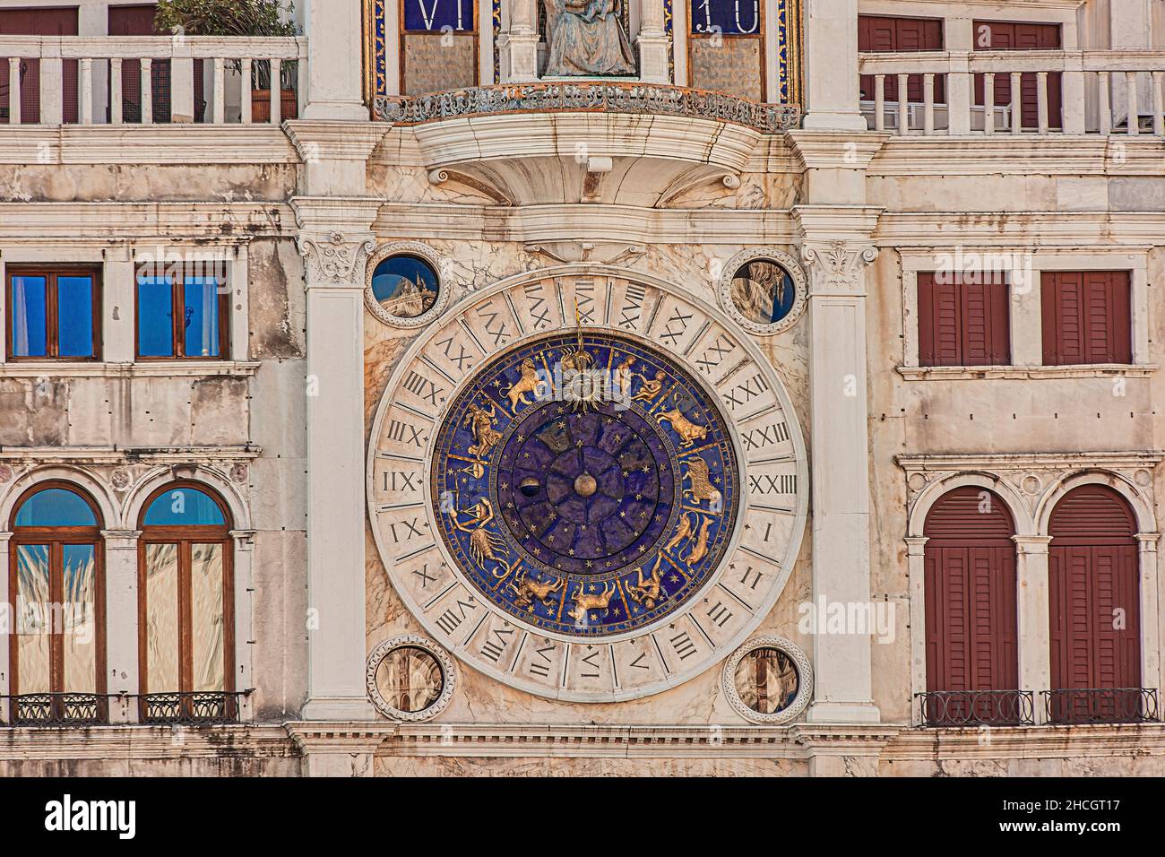 Detalle de la torre del reloj en Venecia, en Italia un ejemplo de arquitectura renacentista Foto de stock