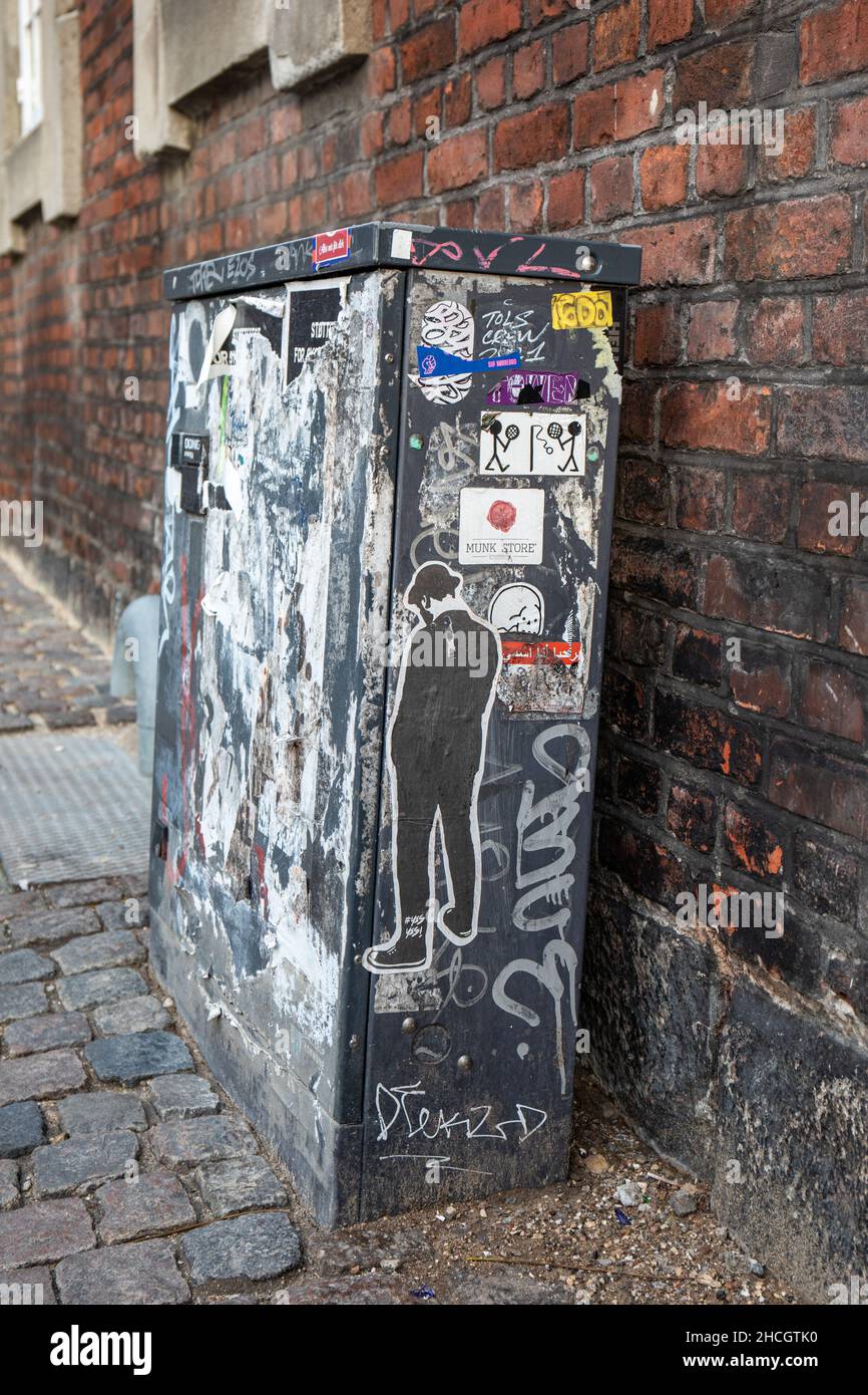 Pegatinas en el antiguo gabinete de la calle o recinto eléctrico en Copenhague, Dinamarca Foto de stock