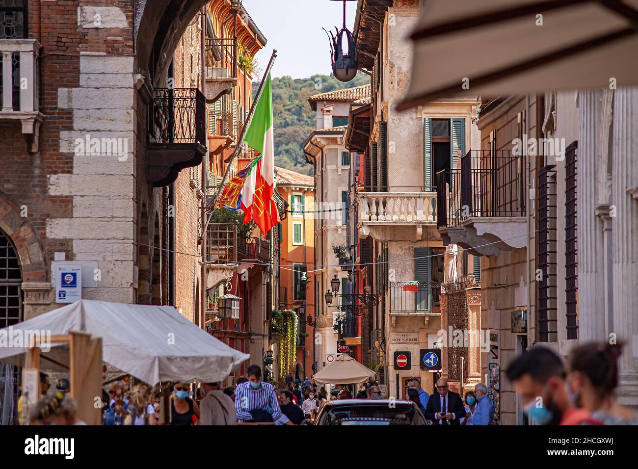 VERONA, ITALIA 10 DE SEPTIEMBRE de 2020: Calle en Verona llena de gente Foto de stock