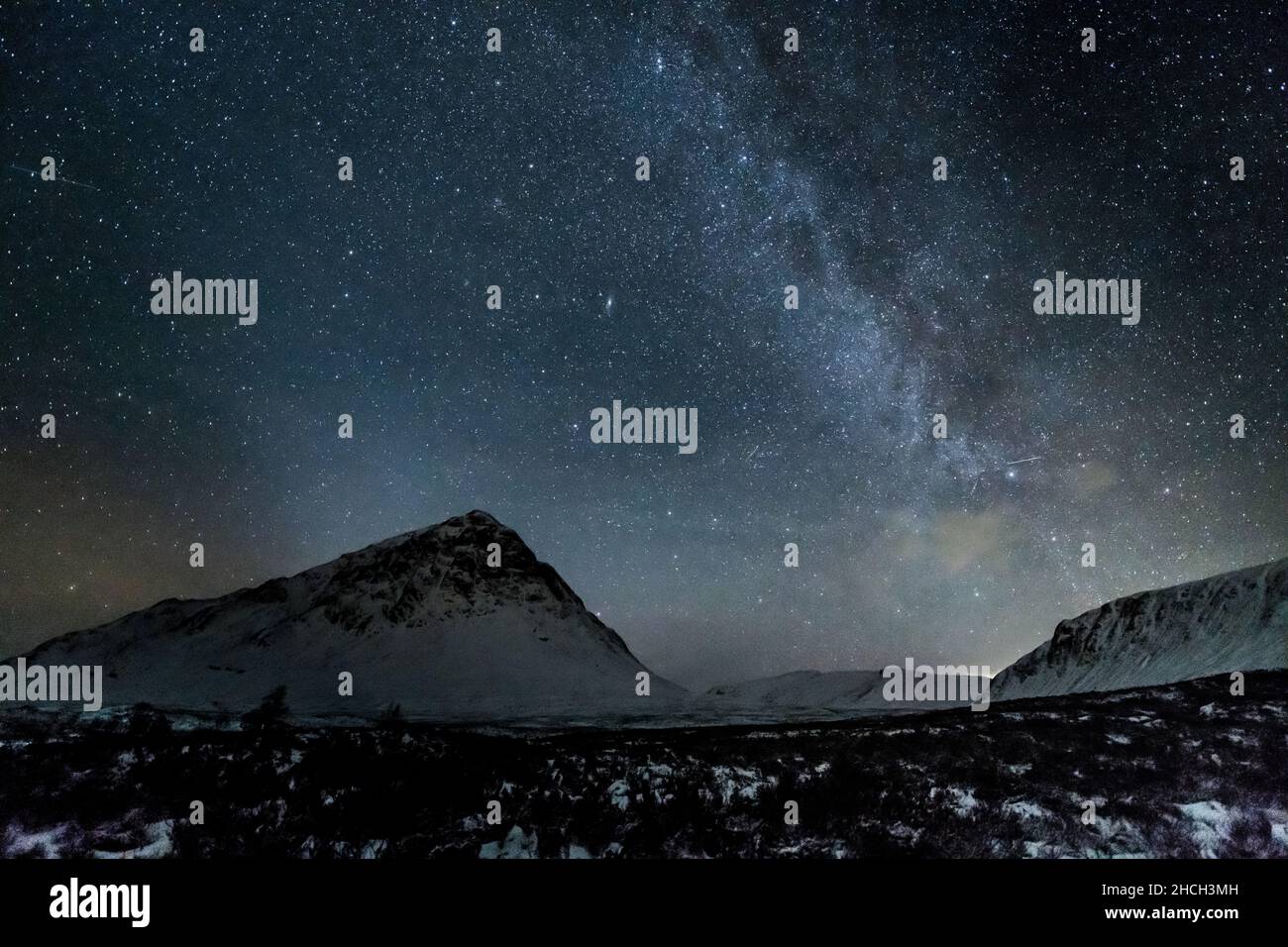 Stob Dearg (el pico más prominente en Buachaille Etive More) y el cielo nocturno en un día invernal en Glencoe, Escocia, Reino Unido. Foto de stock