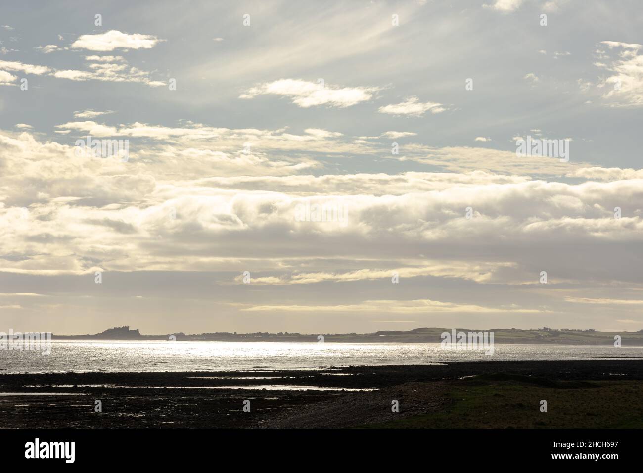 Vista a Banburgh desde Lindisfarne/ Holy Island, Northumbria, Inglaterra. Foto de stock