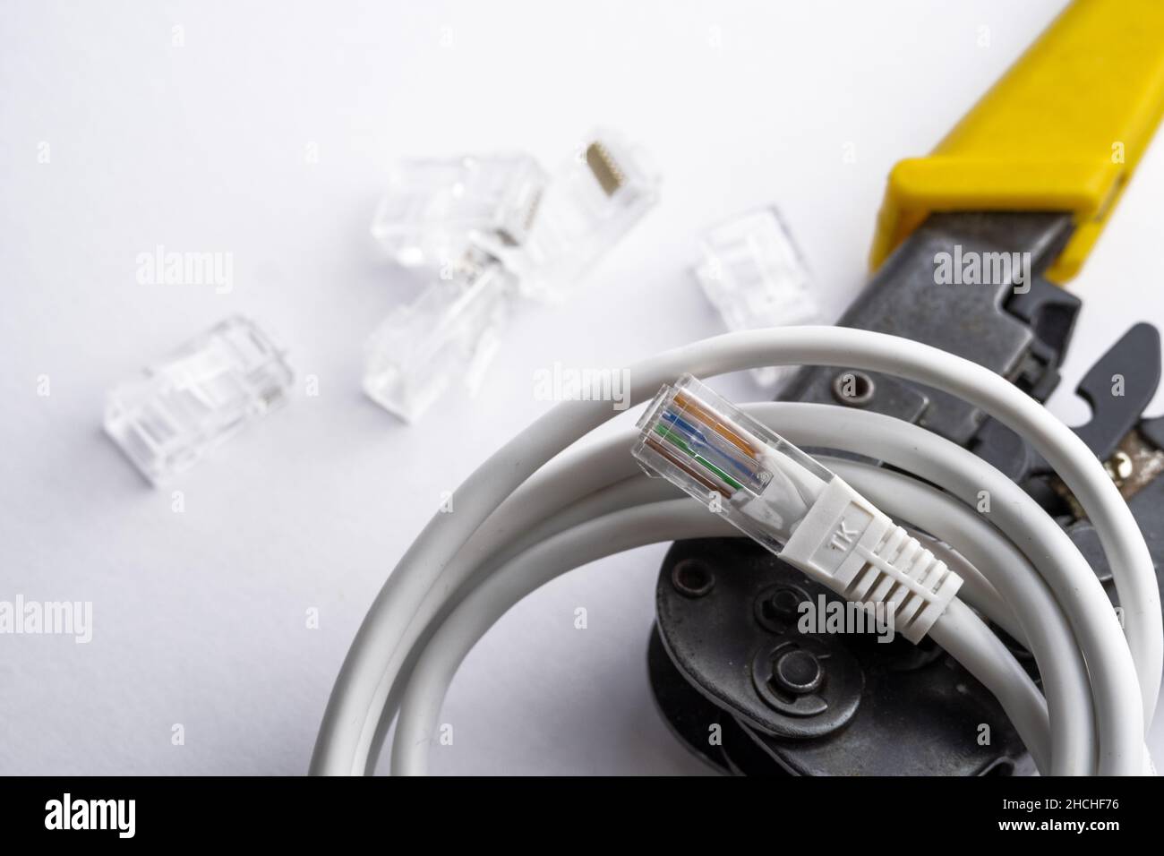 crimpadora ethernet: herramienta de torsión de cables. UTP Procedimiento de  conexión de par trenzado Ethernet Cat 5 Cable UTP, crimpado de cable LAN  RJ45 Fotografía de stock - Alamy