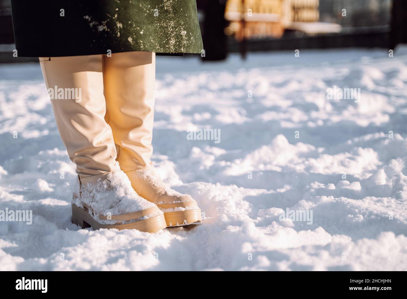 Imagen recortada de zapatos blancos de invierno para en nieve. abrigadas y resistentes al agua. Calzado para el invierno. CopySpace Fotografía de stock - Alamy