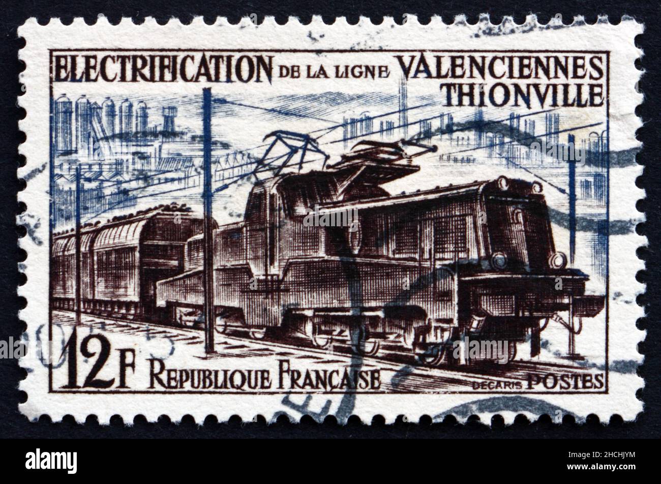 FRANCIA - ALREDEDOR de 1955: Un sello impreso en Francia muestra Tren Eléctrico, Electrificación de la línea ferroviaria de Valenciennes Thionville, alrededor de 1955 Foto de stock