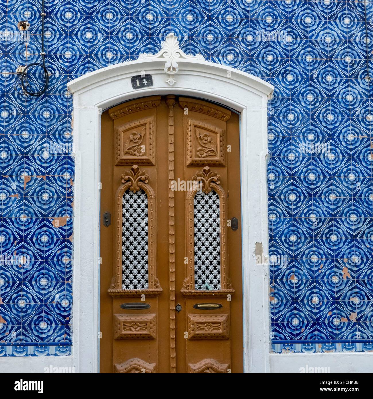 Arquitectura típica de las puertas de estilo clásico del Algarve, situadas  en Olhao, Portugal Fotografía de stock - Alamy