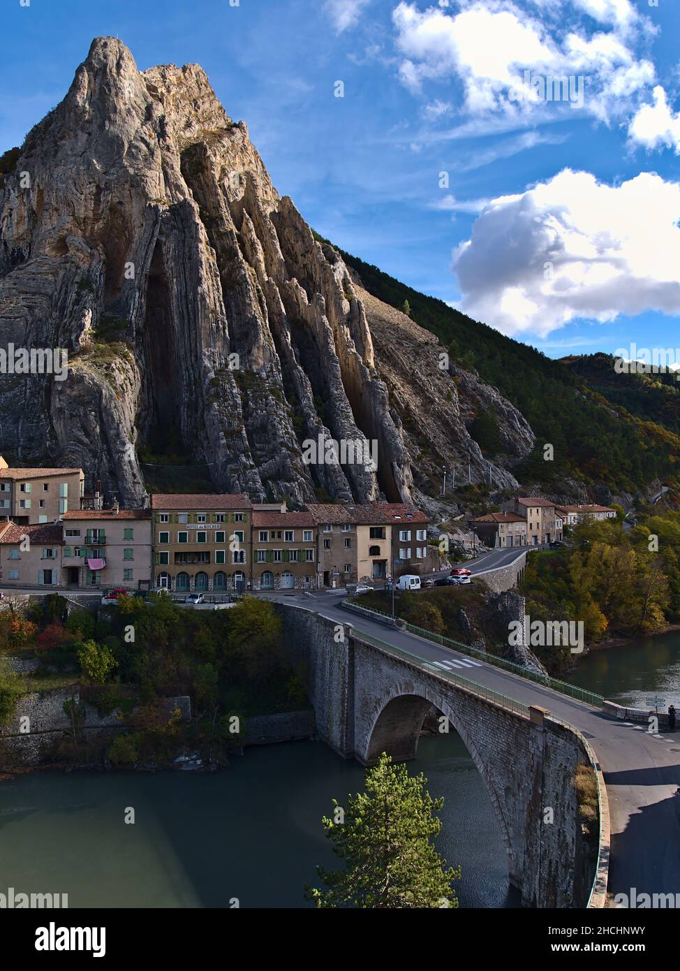 Impresionante vista de la famosa montaña Rocher de la Baume en el pueblo de Sisteron, Provenza, Francia en la temporada de otoño con puente y casas antiguas. Foto de stock