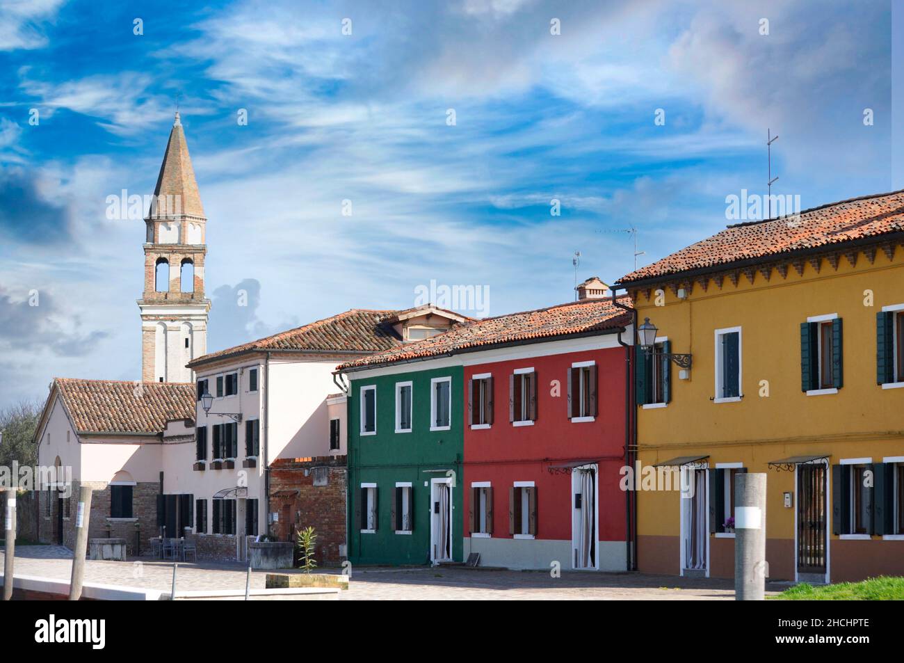 Casas y campanario en la isla de Burano , venecia laguna Foto de stock