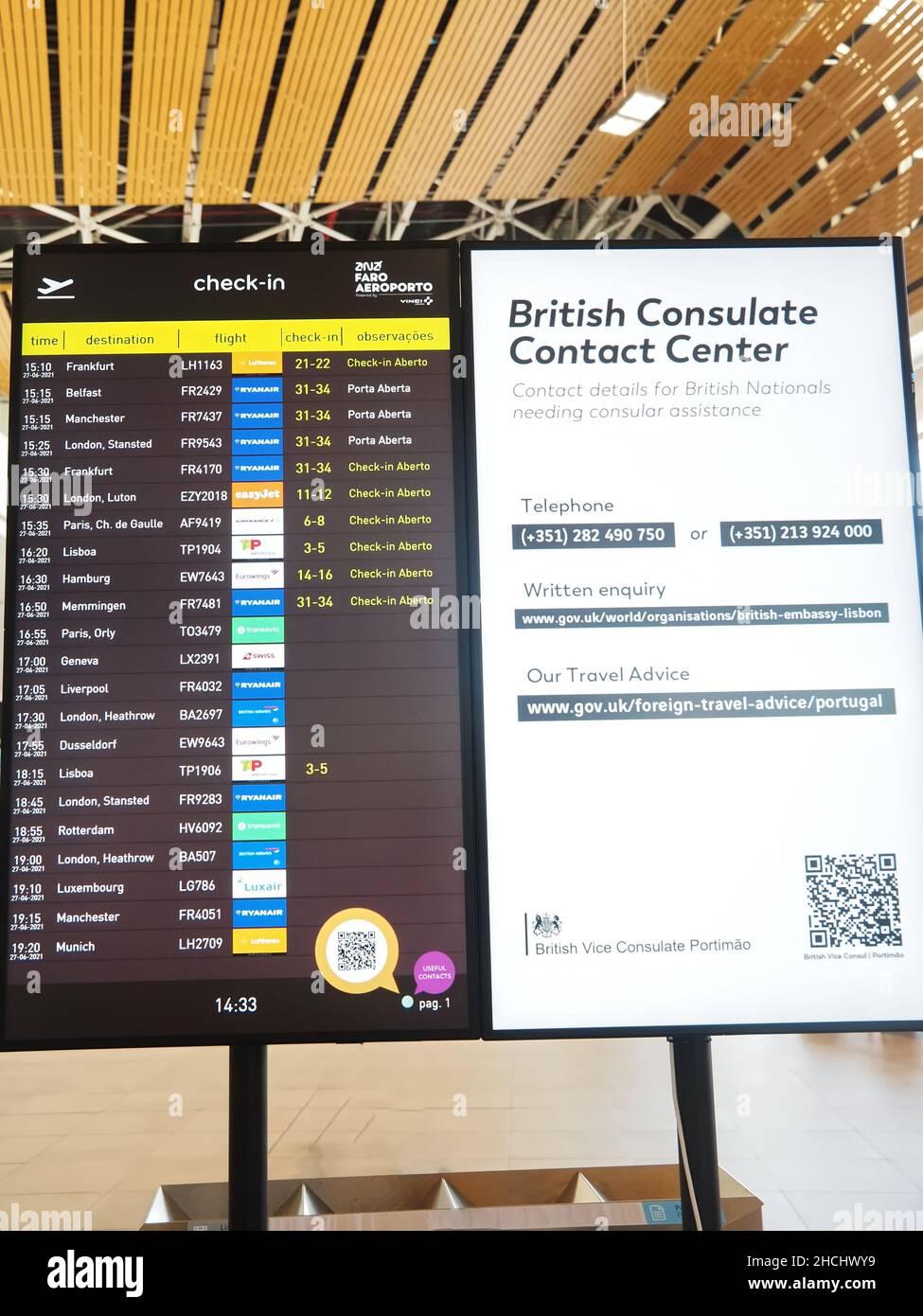 Horario de vuelos de salida en el aeropuerto de Faro en Portugal con aviso al centro de contacto del Consulado Británico Foto de stock
