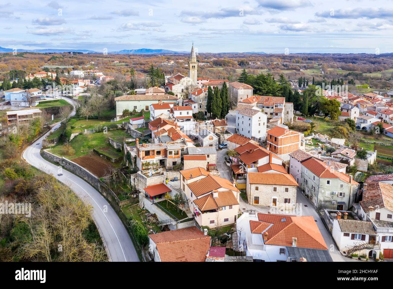 Una vista aérea de Zminj, iglesia parroquial de San Mihovil situado en la colina, Istria, Croacia Foto de stock