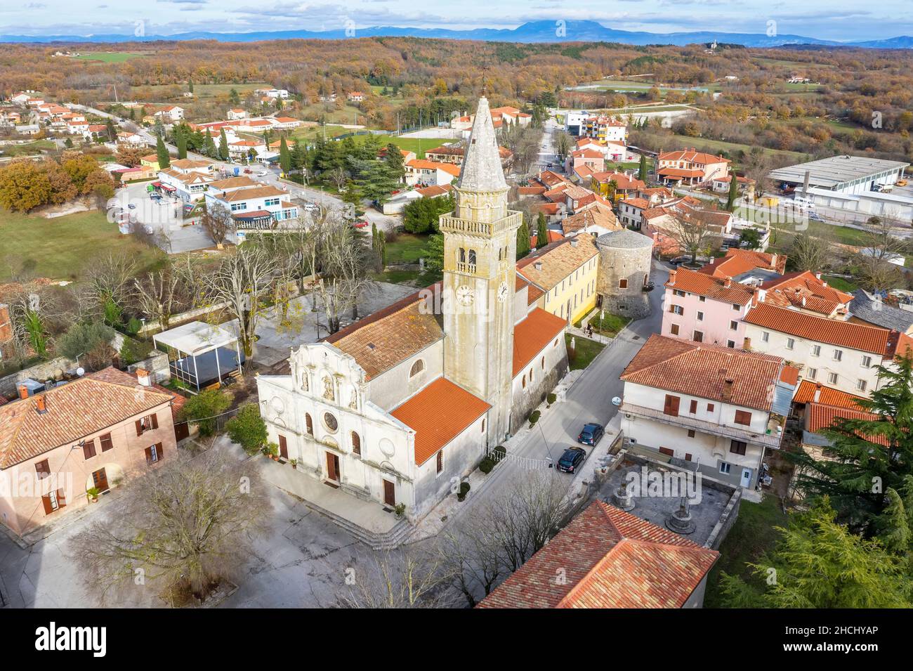Una vista aérea de Zminj y la iglesia parroquial de San Mihovil situado en la colina, Istria, Croacia Foto de stock
