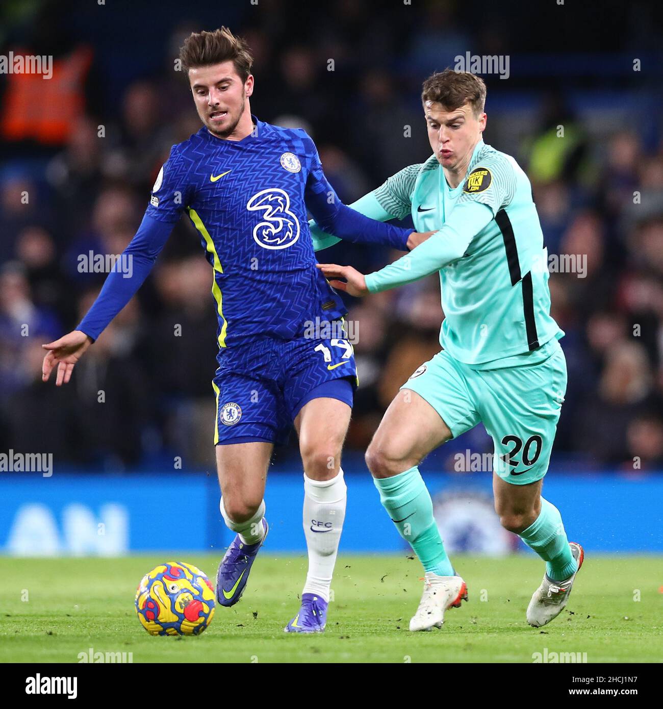 Londres, Reino Unido. 29th de Dic de 2021. El Monte Mason de Chelsea es sometido a presión por Solly March de Brighton & Hove Albion durante el partido de la Premier League en Stamford Bridge, Londres. El crédito de la foto debe decir: Jacques Feeney/Sportage Crédito: Sportage/Alamy Live News Foto de stock