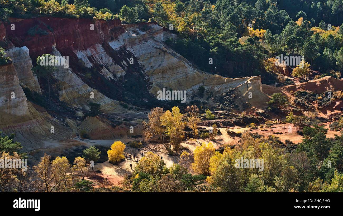 Vista panorámica de Colorado provenzal cerca de Rustrel en el valle de Luberon, Provenza, Francia con formaciones rocosas de color amarillo y rojo ocre en el día soleado. Foto de stock