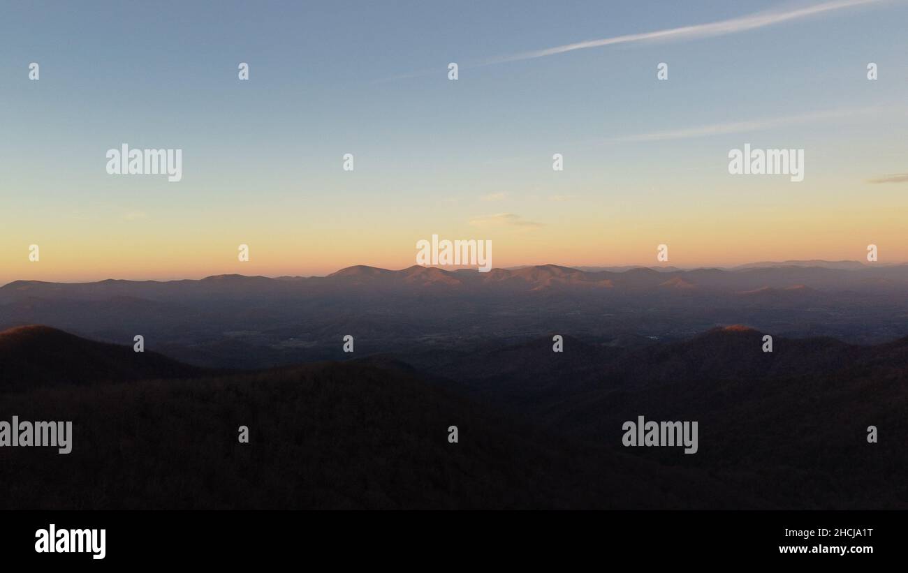 Disparo aéreo de la montaña Bald de Brasstown en Georgia durante la puesta de sol Foto de stock