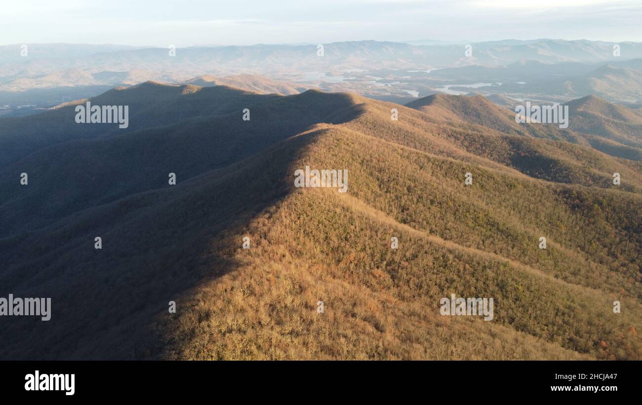 Disparo aéreo de la montaña de la calva de Brasstown en Georgia durante el día Foto de stock