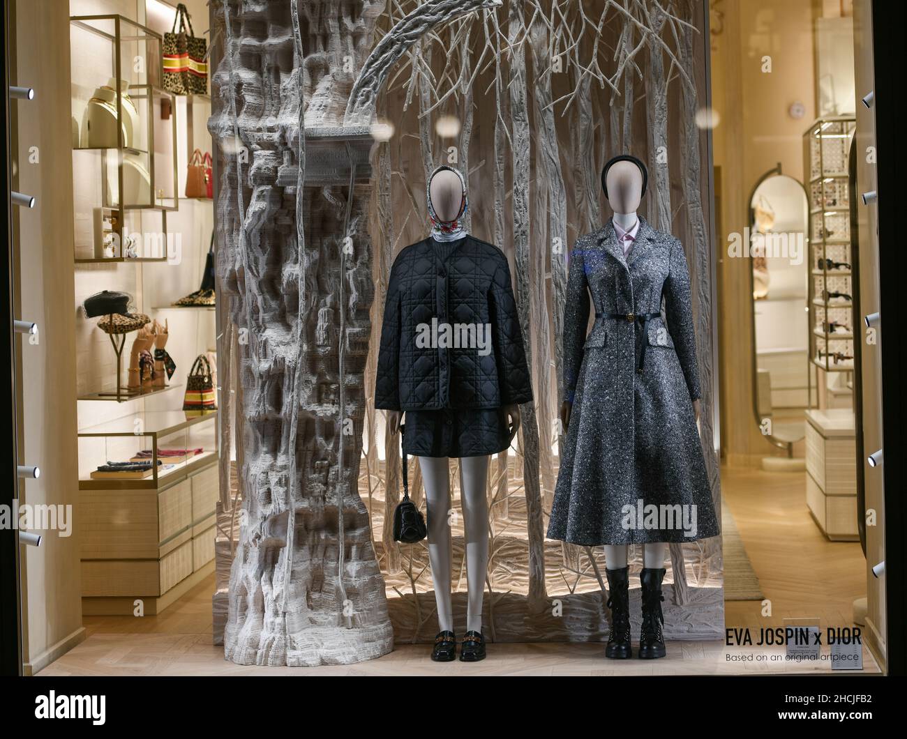 Frente De La Tienda De Dior Fotos e Imágenes de stock - Página 3 - Alamy