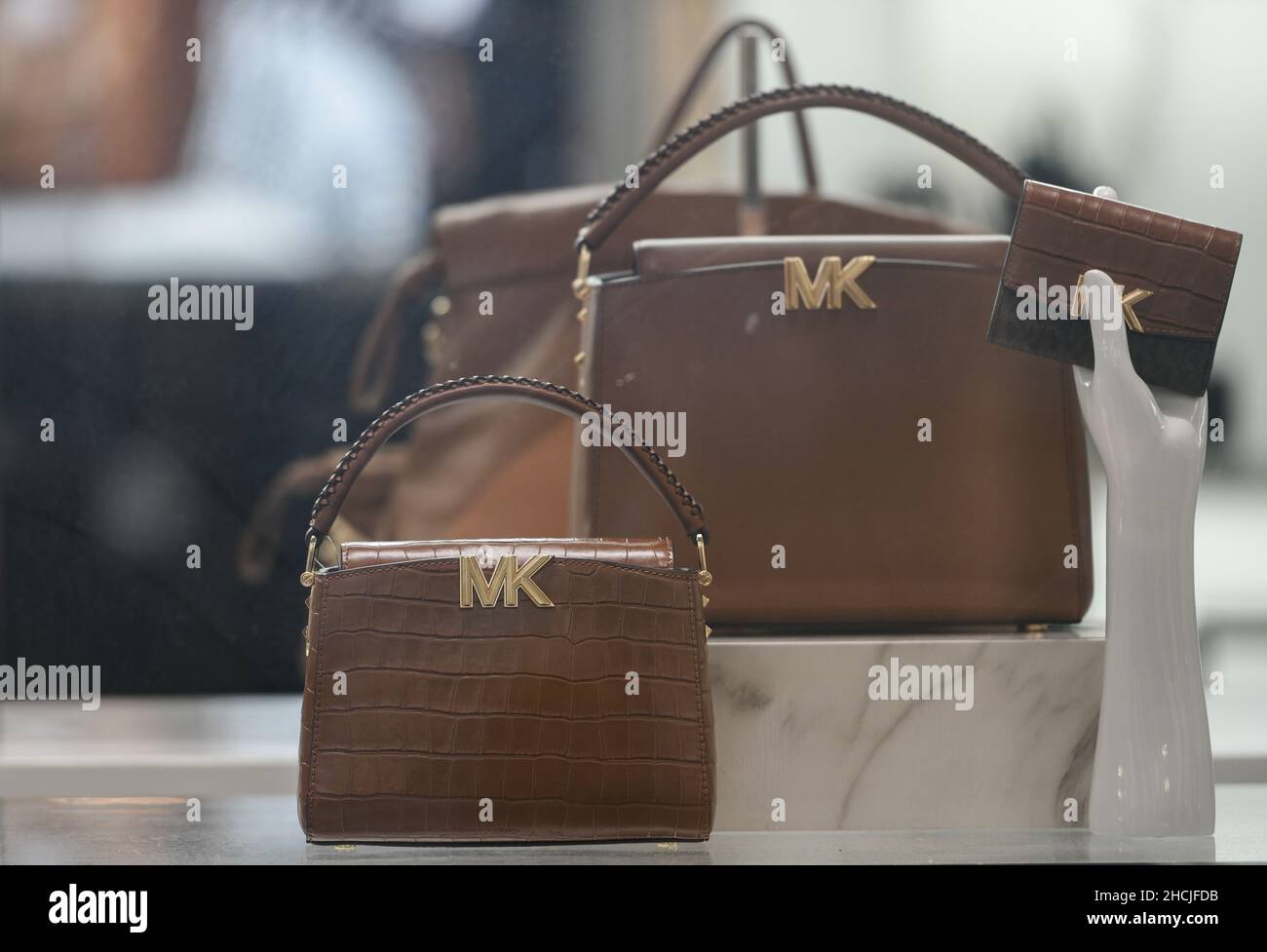 Milán, Italia - 24 de septiembre de 2021: Michael Kors bolsos de lujo y de  moda y