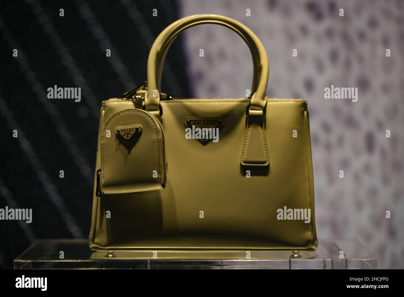 Prada Bolsa De Ropa Fotos e Imágenes de stock - Alamy