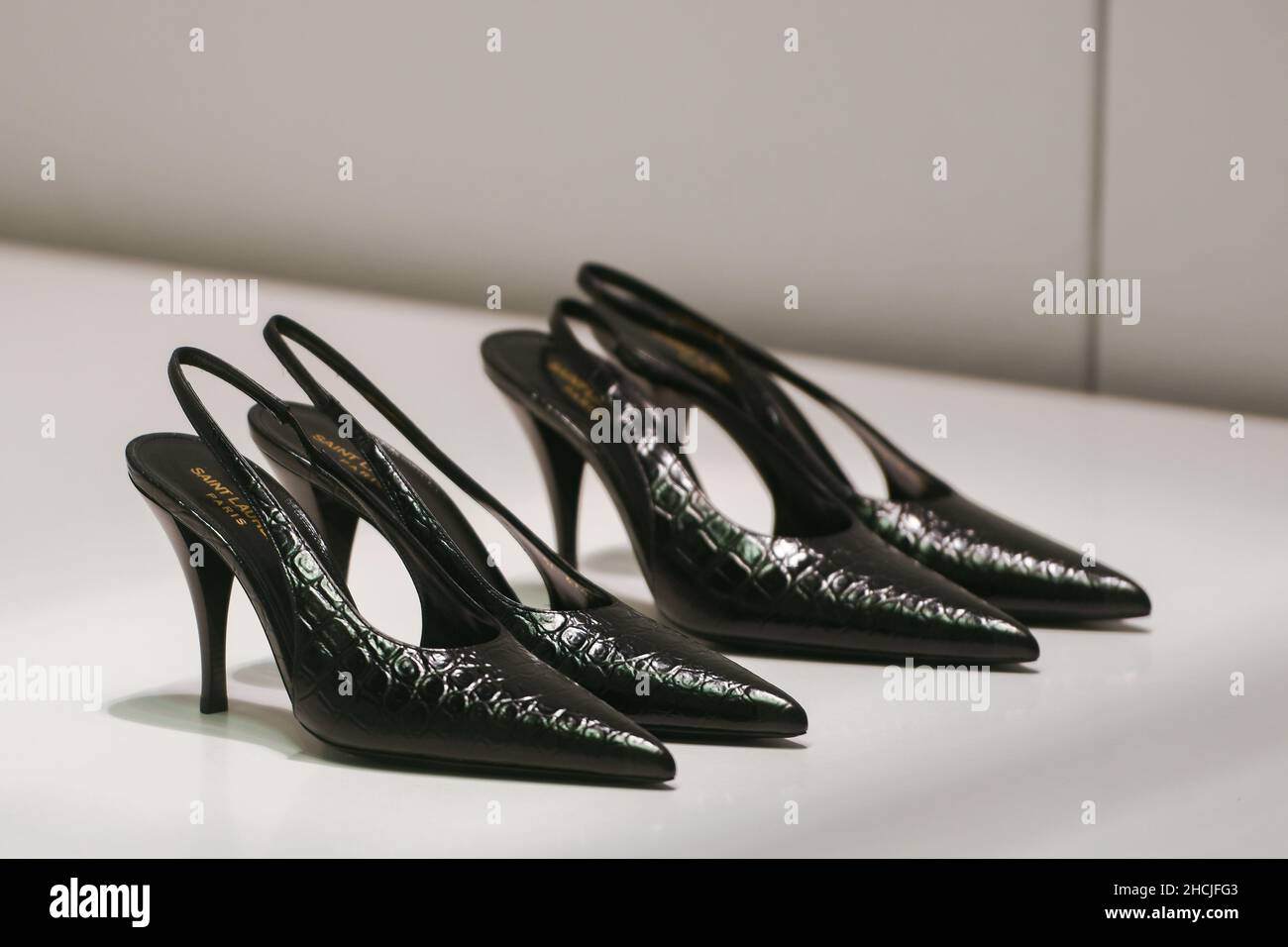 Zapatos saint laurent fotografías e imágenes de alta resolución - Alamy