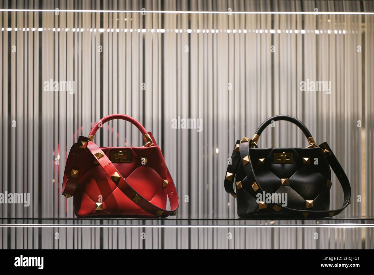 Milán, Italia - 24 de septiembre de 2021: Valentino bolsos de lujo y de  moda de la nueva colección 2022, primer plano de la tienda de la muestra de  la caja Fotografía de stock - Alamy