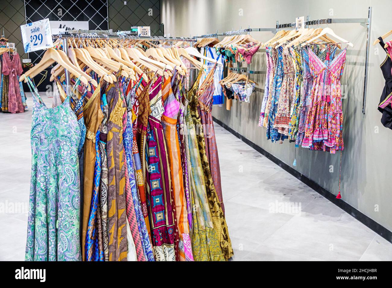 Orlando Florida Orlando Vineland Premium Outlets tienda outlet tienda de moda centro comercial Alma de Angel de la Guardia ropa de dentro de interi Fotografía de stock - Alamy