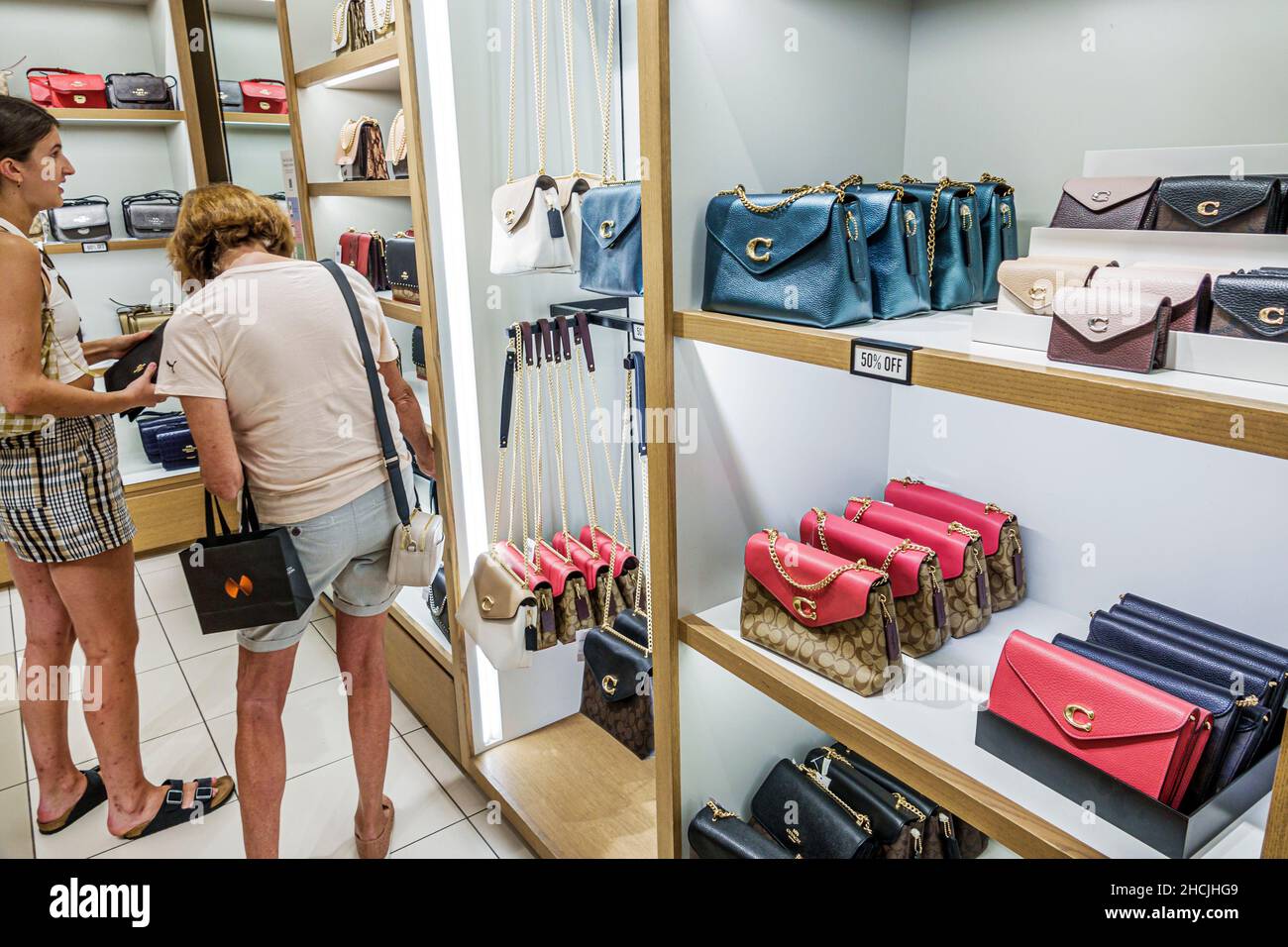 People shopping handbags in leather fotografías e imágenes de alta  resolución - Alamy