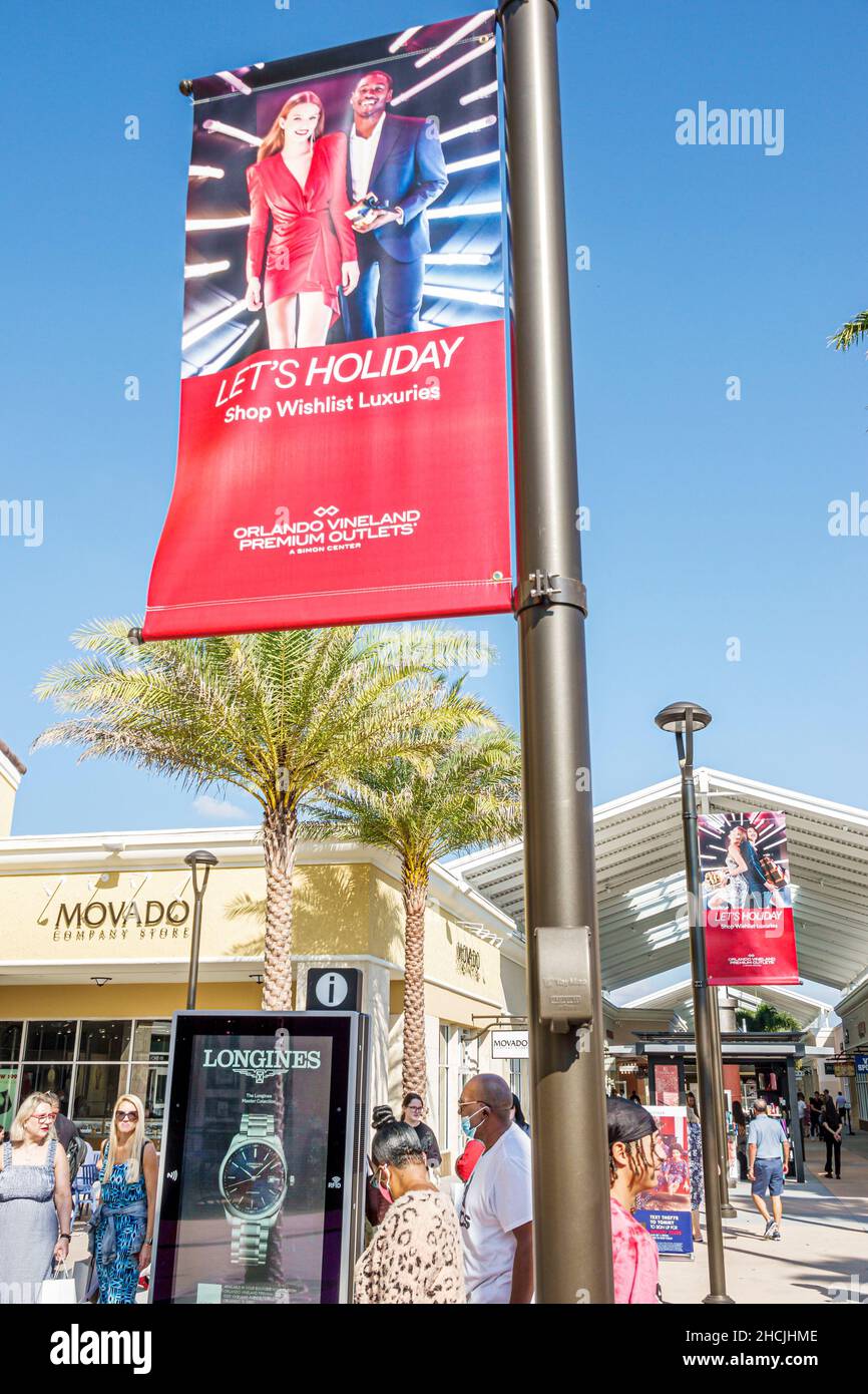 Orlando Florida Orlando Vineland Premium Outlets tienda outlet tienda de moda centro comercial banner compradores Negro hombre mujer pareja Foto de stock