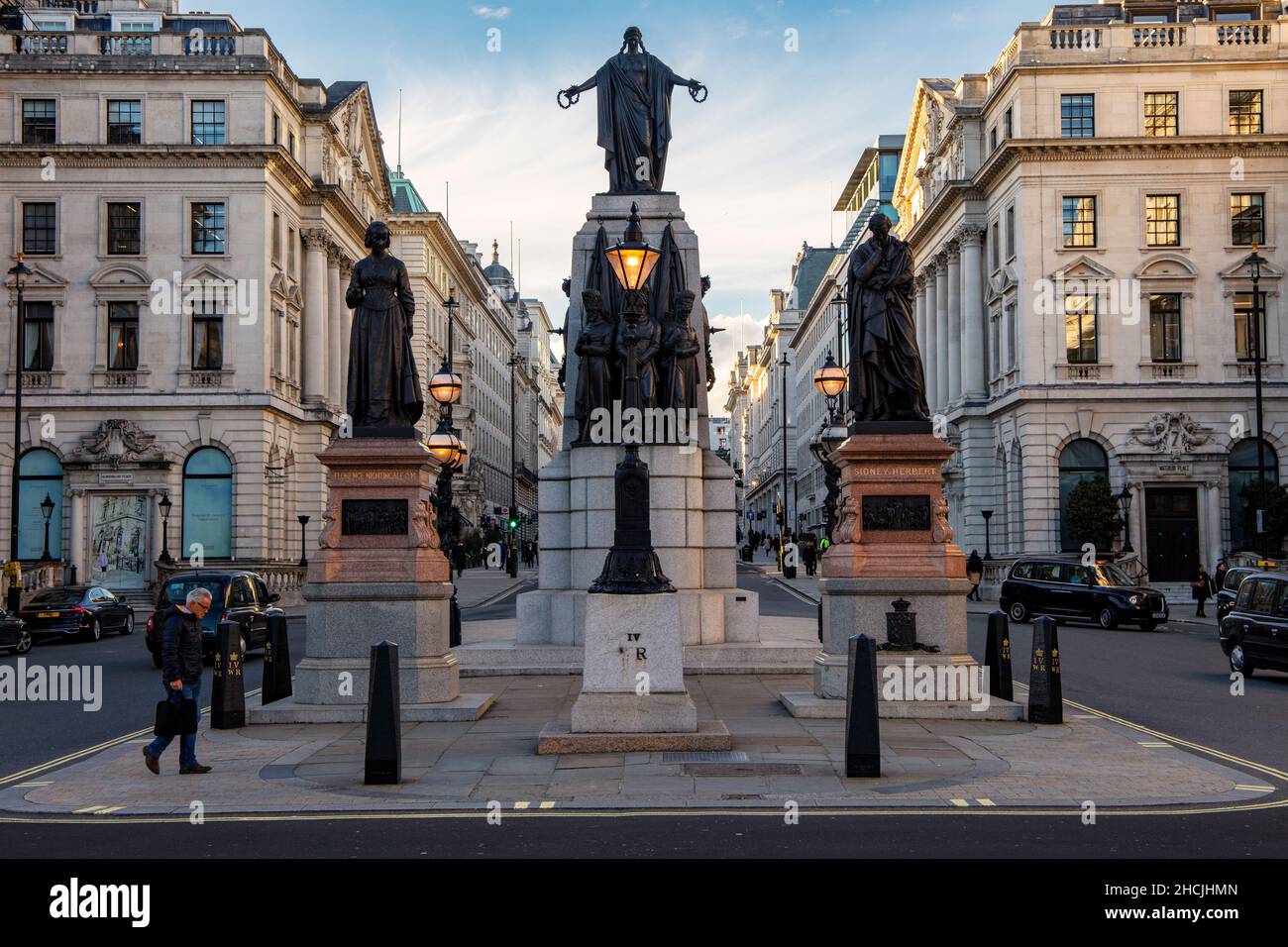 Brigade of Guards Memorial, Campaña de Crimea, (John Bell esculpido) Regent St. James's, Londres; estatuas de Florence Nightingale y Sidney Herbert Foto de stock