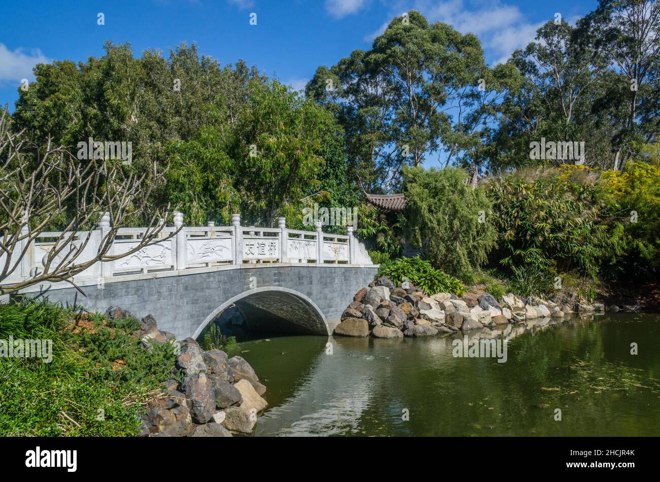 Puente abovedado sori bashi en el Jardín Japonés de los Jardines Botánicos de Bundaberg, Bundaberg, Queensland, Australia Foto de stock
