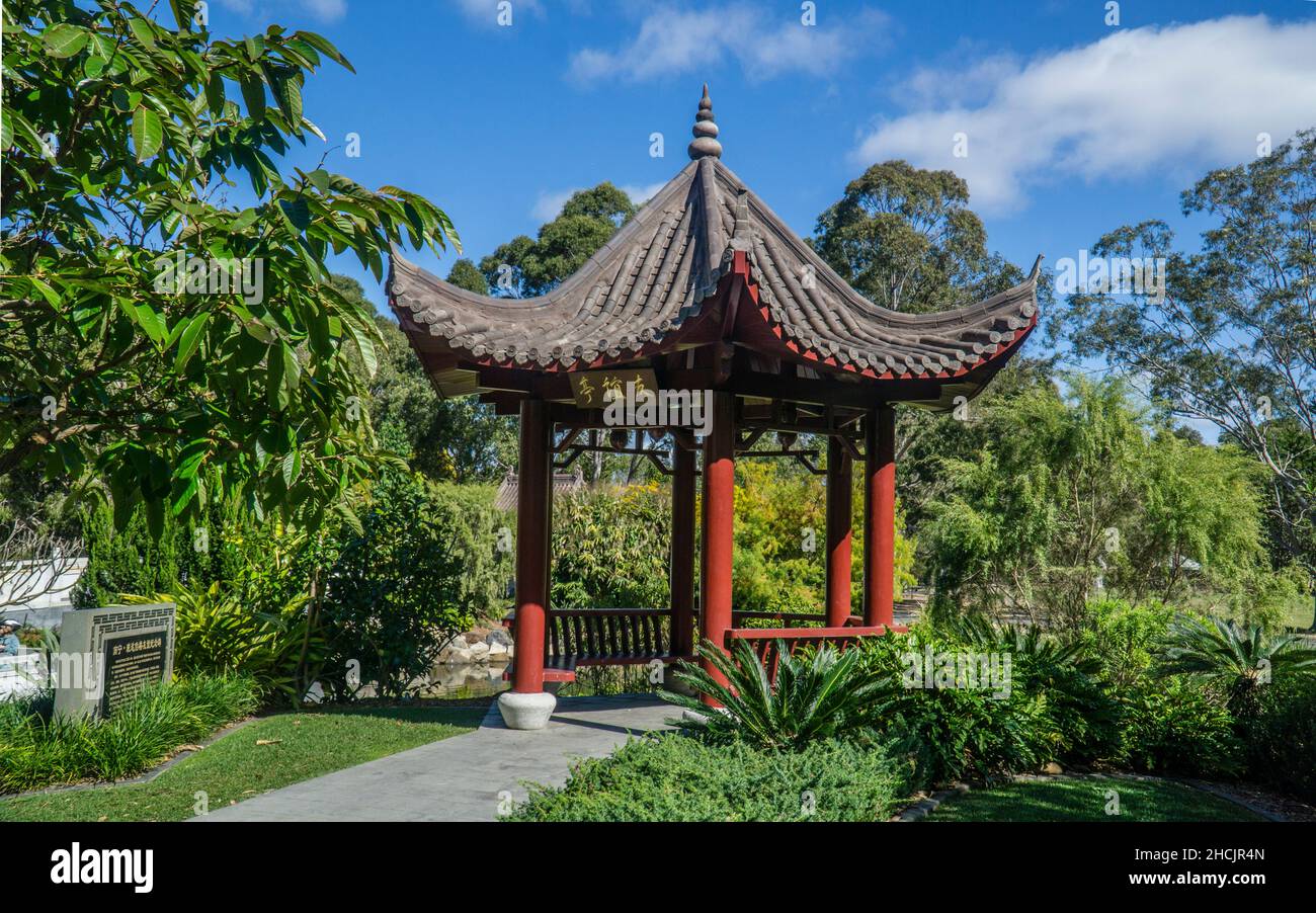 Pabellón en el Jardín Japonés de los Jardines Botánicos de Bundaberg, Bundaberg, Queensland, Australia Foto de stock