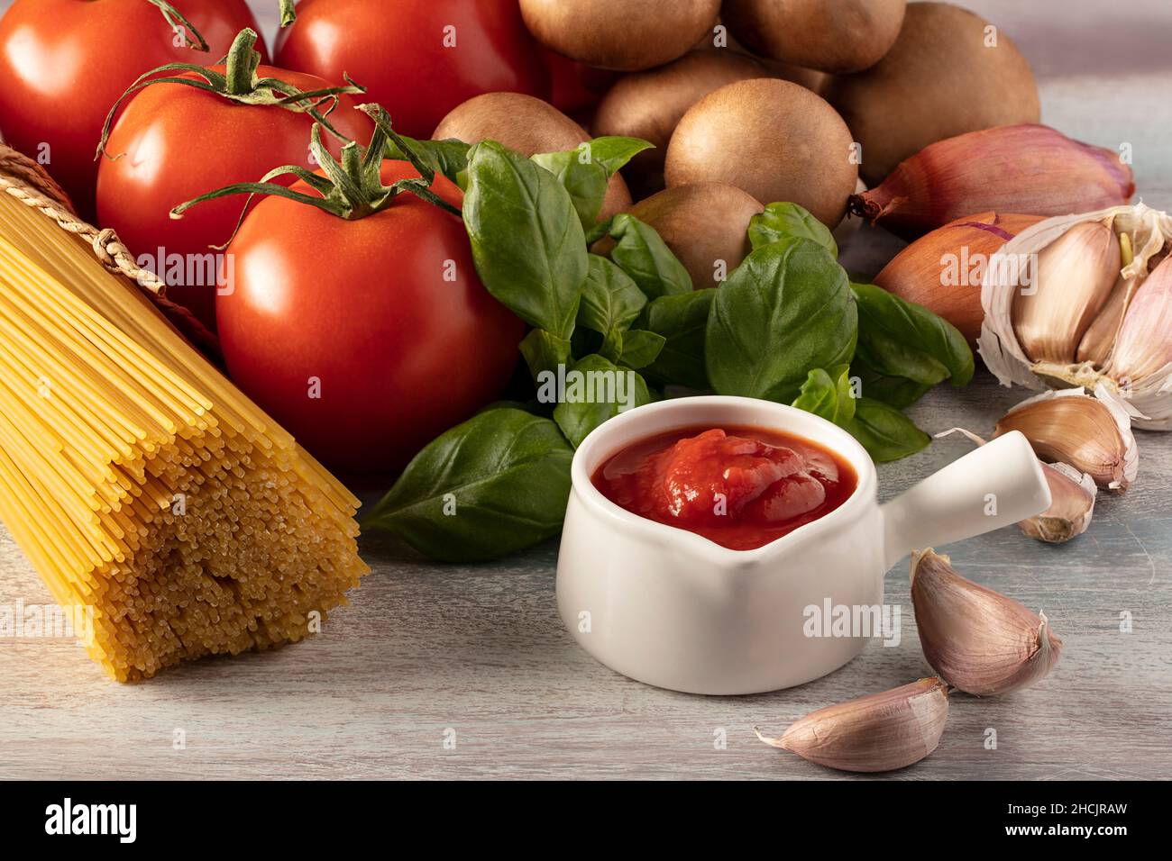 Ingrediente para cocinar espaguetis italianos con champiñones Foto de stock