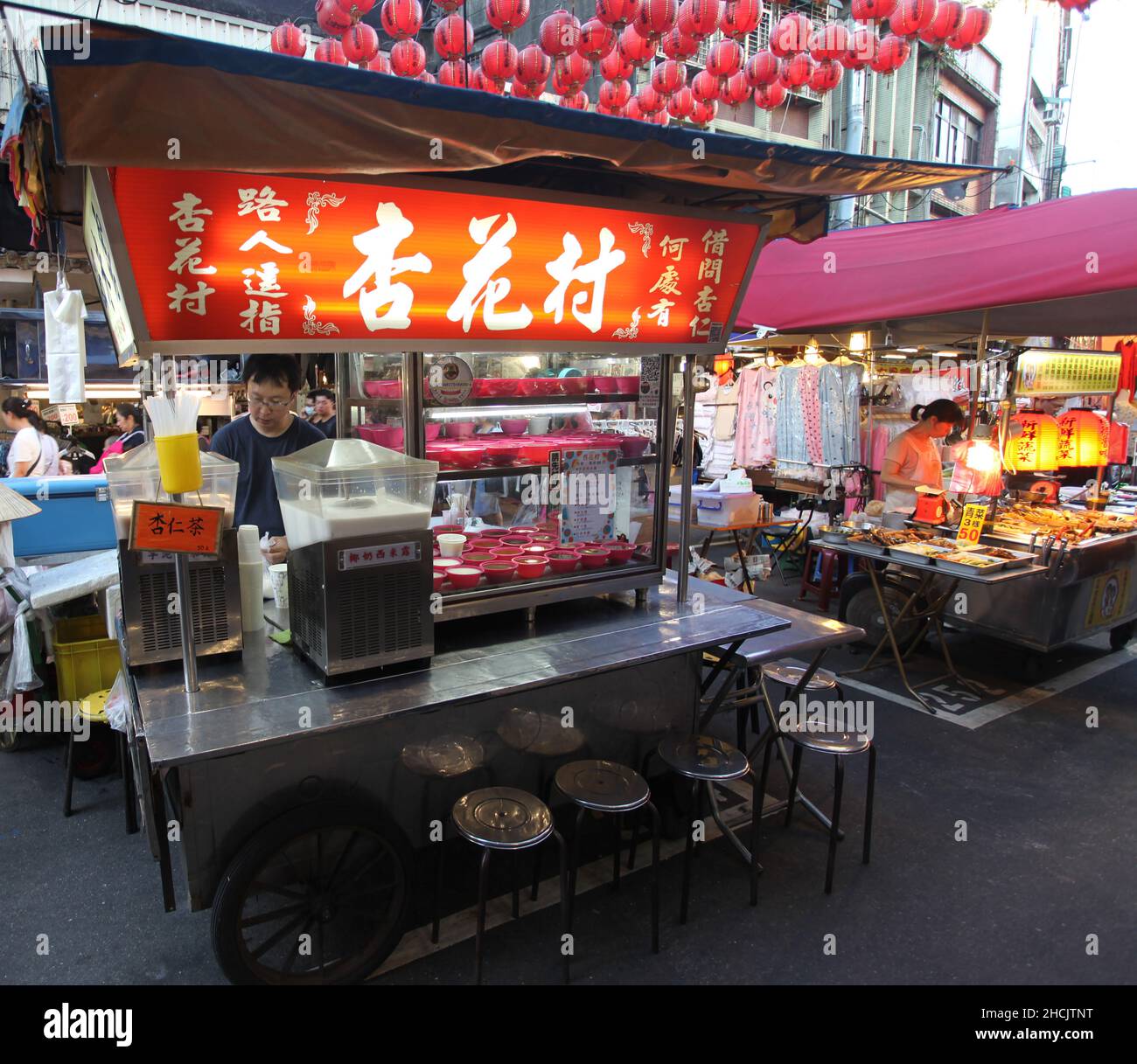 Mercado nocturno de la calle Raohe en el distrito Songshan de Taipei en Taiwán, uno de los mercados nocturnos más famosos de Taipei famoso por su comida callejera. Foto de stock