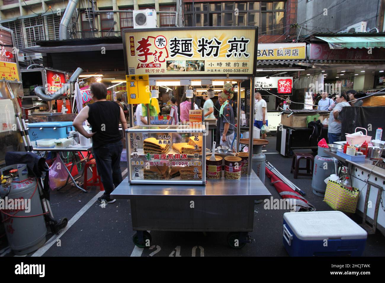 Mercado nocturno de la calle Raohe en el distrito Songshan de Taipei en Taiwán, uno de los mercados nocturnos más famosos de Taipei famoso por su comida callejera. Foto de stock
