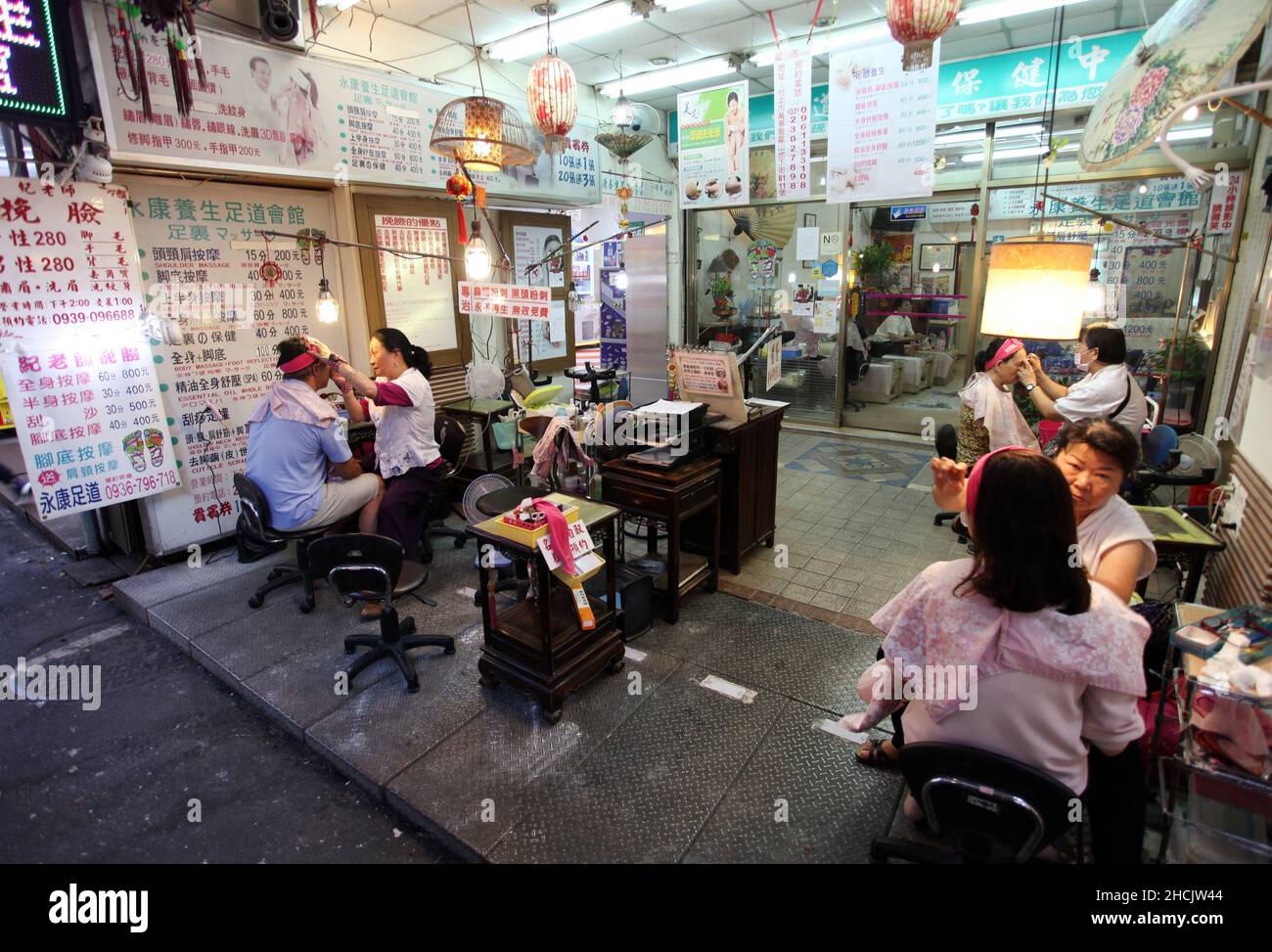 Mercado nocturno de la calle Raohe en el distrito Songshan de Taipei en Taiwán, uno de los mercados nocturnos más famosos de Taipei famoso por su comida callejera. Foto de stock