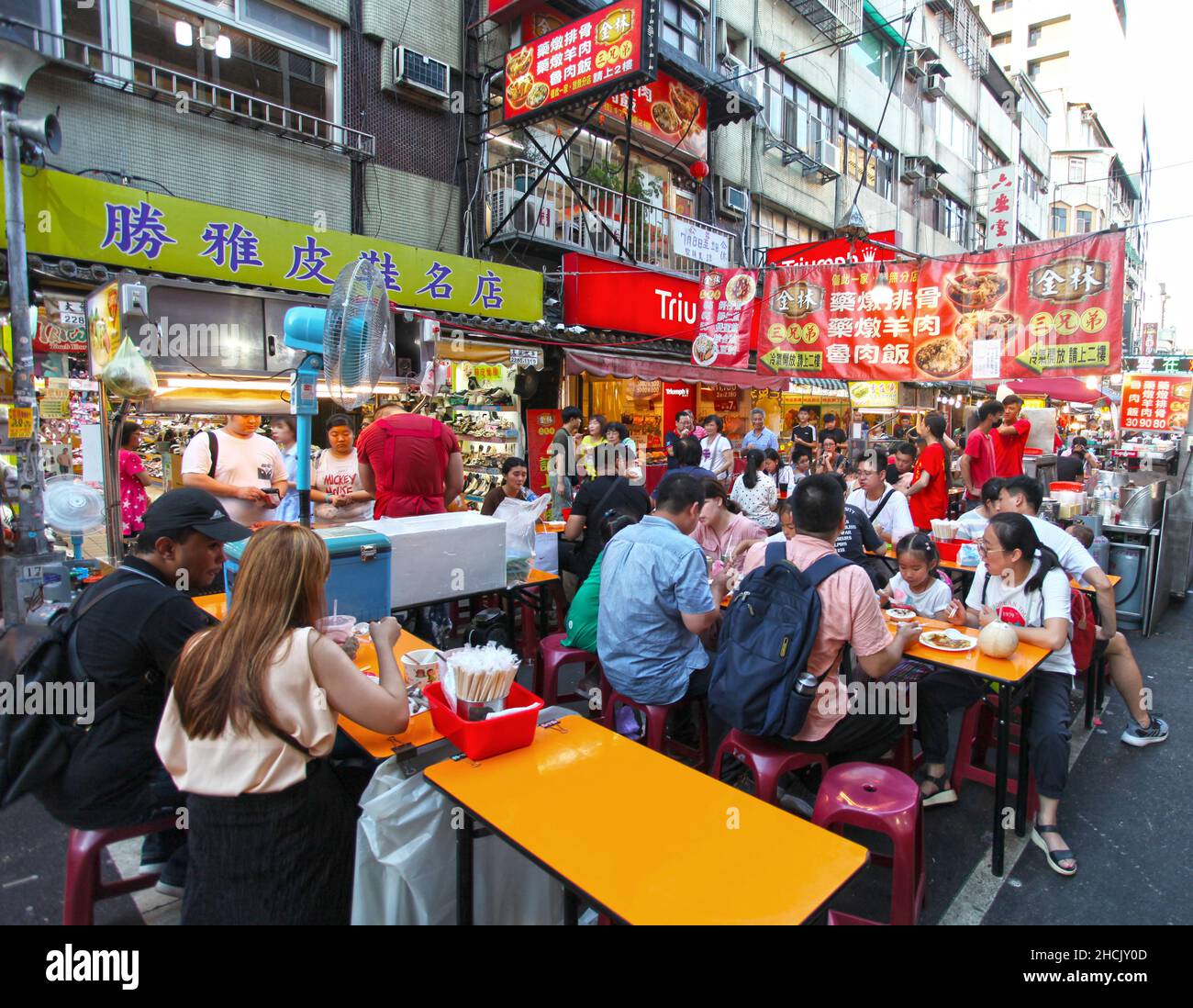 Mercado nocturno de la calle Raohe en el distrito Songshan de Taipei en Taiwán, uno de los mercados nocturnos más famosos de Taipei famoso por su comida callejera. Foto de stock