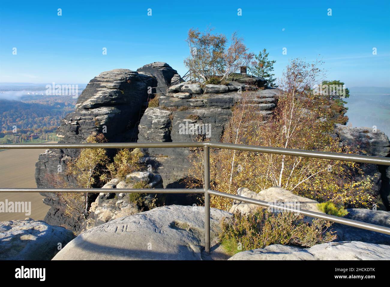 roca en la montaña Lilienstein en las montañas de Sandstone de Elbe, Alemania Foto de stock